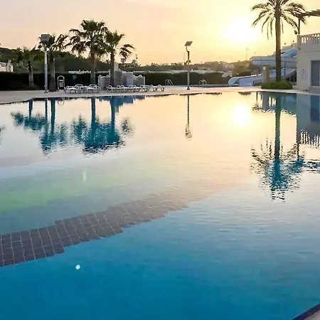 Sunset Luxury Getaway ~ Sea Views ~ Pool ~ Beach Lejlighed *