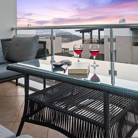 Sunset Luxury Getaway ~ Sea Views ~ Pool ~ Beach Lejlighed