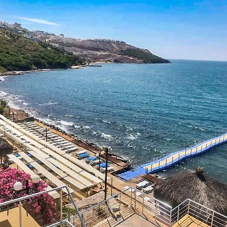 Sunset Luxury Getaway ~ Sea Views ~ Pool ~ Beach Lejlighed