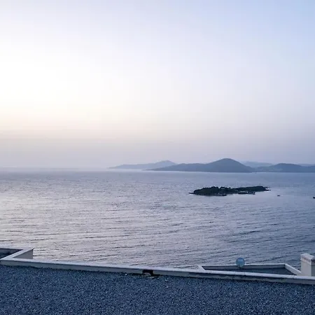 Sunset Luxury Getaway ~ Sea Views ~ Pool ~ Beach *