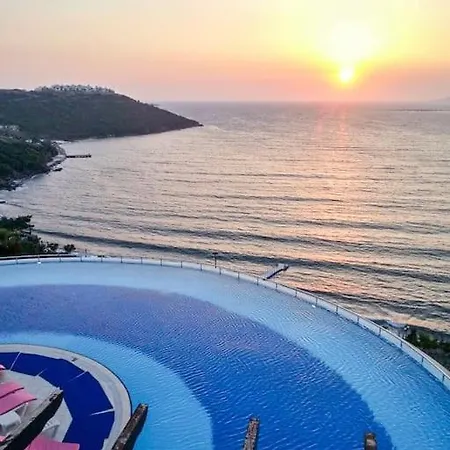 Sunset Luxury Getaway ~ Sea Views ~ Pool ~ Beach
