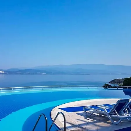 Sunset Luxury Getaway ~ Sea Views ~ Pool ~ Beach דירה